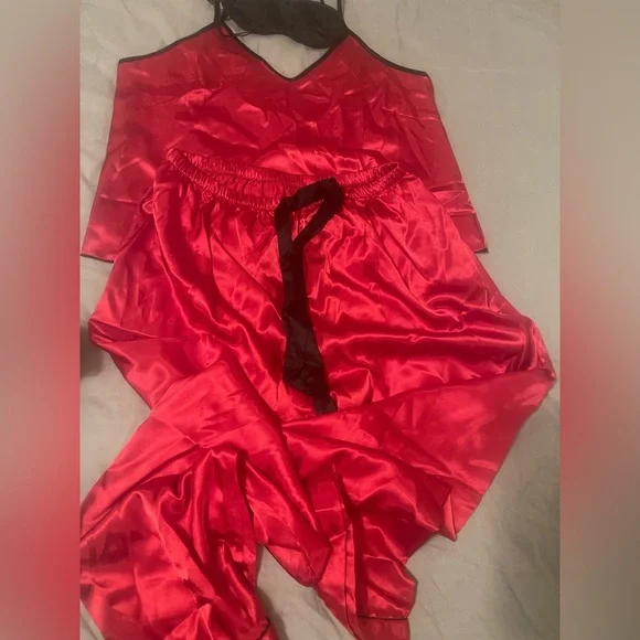 new without tags, silky pyjama set with eye mask - Picture 1 of 3